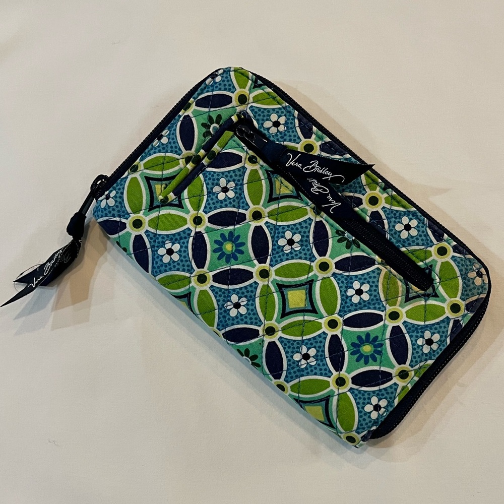 Vera Bradley Vintage Daisy Daisy Floral Quilted Wallet Wristley